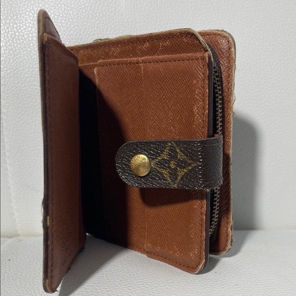 Authentic Louis Vuitton Monogram Compact Zippy - Picture 7 of 14